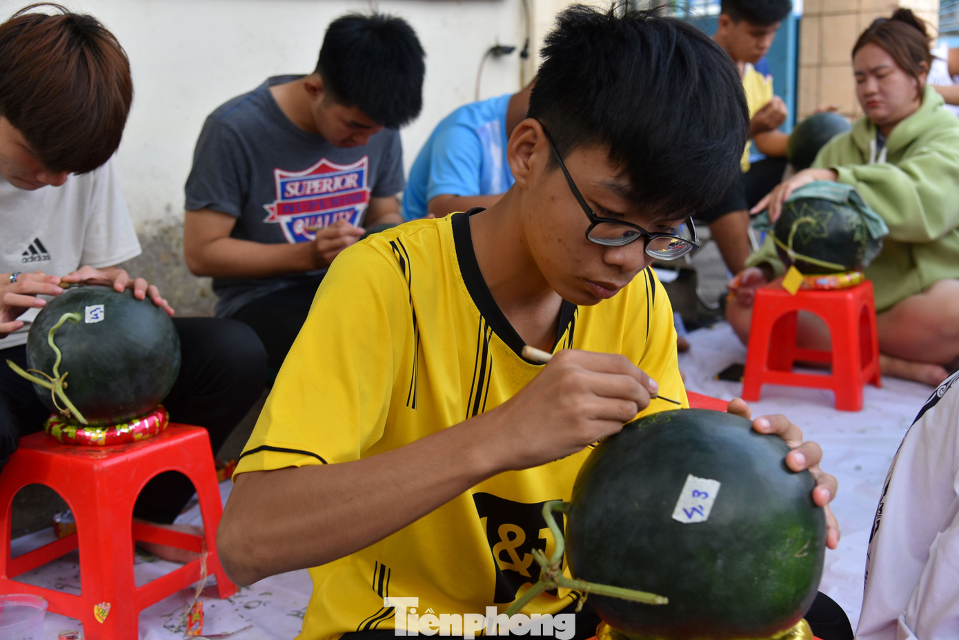 Các em tỉ mỉ từng nét vẽ. Ảnh: Hòa Hội Các em tỉ mỉ từng nét vẽ. Ảnh: Hòa Hội