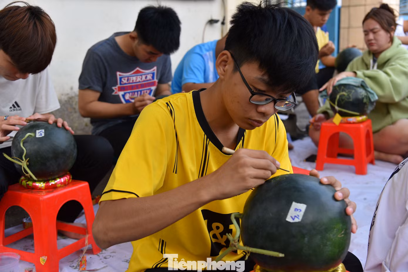 Các em tỉ mỉ từng nét vẽ. Ảnh: Hòa Hội Các em tỉ mỉ từng nét vẽ. Ảnh: Hòa Hội
