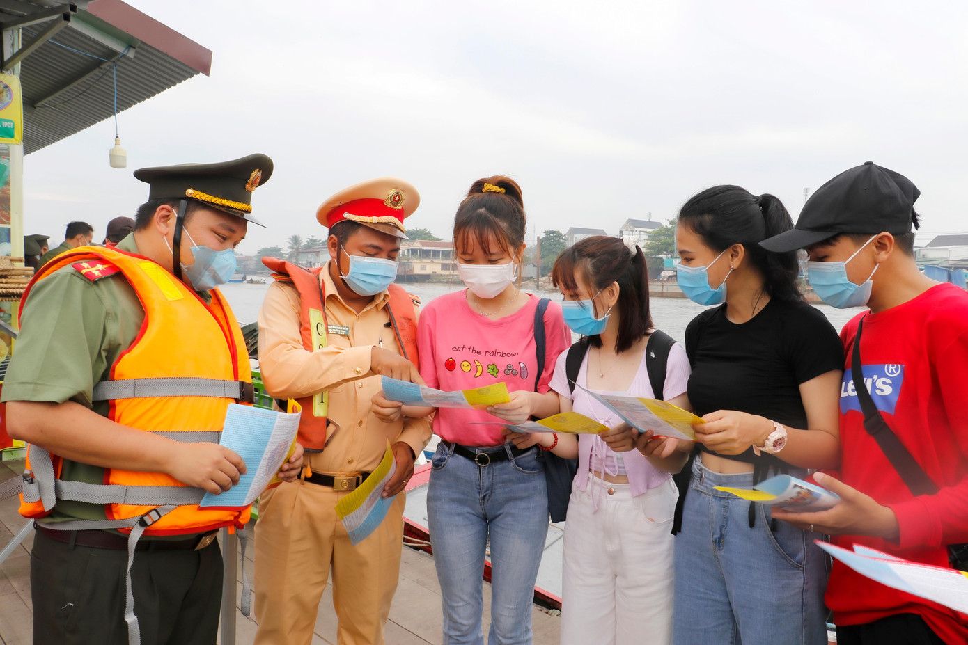 Trong sáng nay, cán bộ, chiến sĩ Công an TP Cần Thơ đã tuyên truyền, thông tin cho các tiểu thương, người dân chợ nổi Cái Răng về công tác phòng, chống dịch COVID-19 đang diễn biến hết sức phức tạp trong những ngày qua ở một số địa phương, tỉnh, thành trong cả nước. - Ảnh: CA TPCT