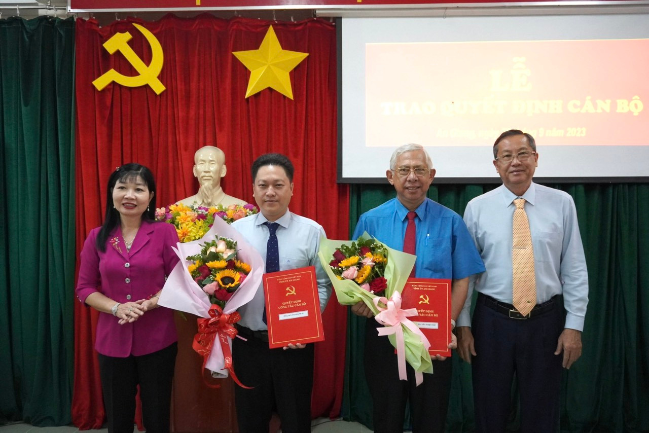 Ông Lâm Thành Sĩ (thứ 2 từ trái sang) và ông Nguyễn Thiện Phú nhận quyết định từ Ban Thường vụ Tỉnh ủy An Giang.