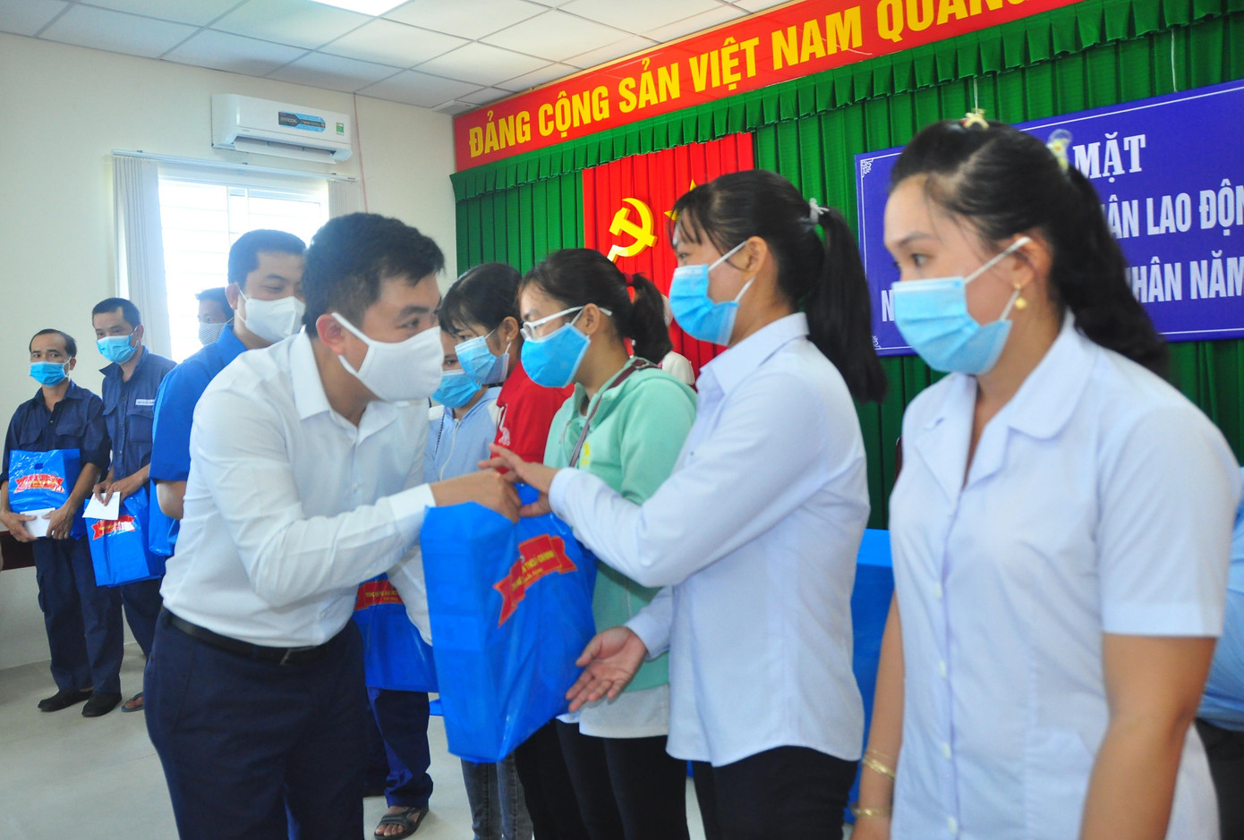 Anh Nguyễn Hữu Ngọc, Phó trưởng Ban Tuyên giáo Trung ương Đoàn tặng quà cho công nhân