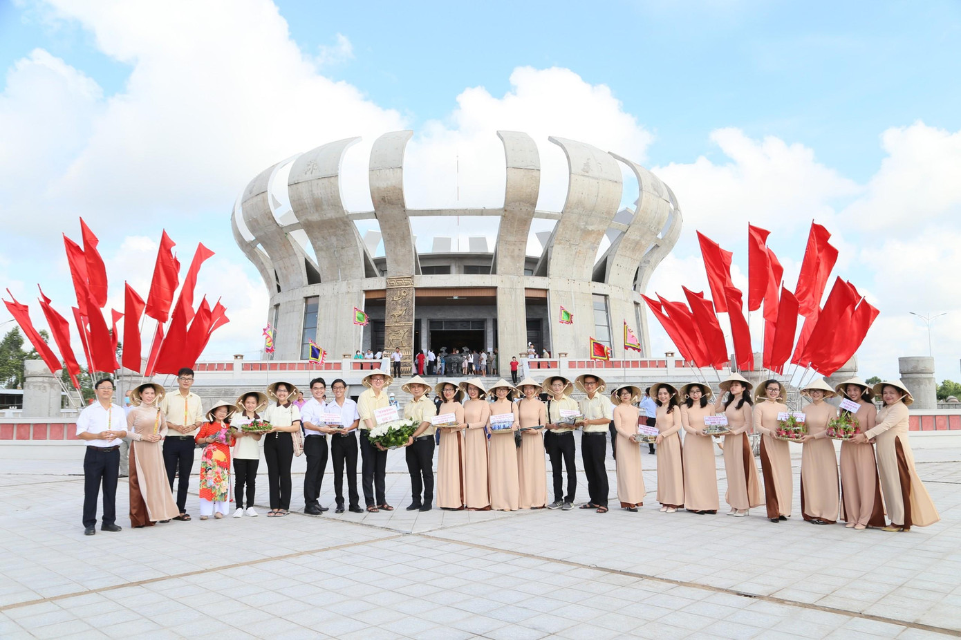 Bạn trẻ chuẩn bị mâm quả viếng Vua Hùng