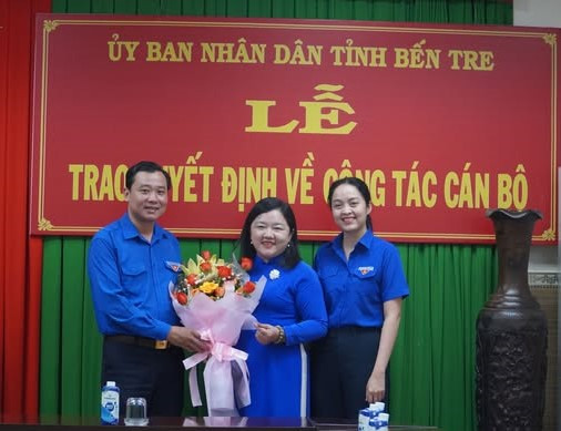 Anh Võ Tuấn Thông - Phó Bí thư Thường trực Tỉnh Đoàn Bến Tre (bìa trái) được giao phụ trách điều hành hoạt động của Tỉnh Đoàn đến khi kiện toàn chức danh Bí thư. Anh Võ Tuấn Thông - Phó Bí thư Thường trực Tỉnh Đoàn Bến Tre (bìa trái) được giao phụ trách điều hành hoạt động của Tỉnh Đoàn đến khi kiện toàn chức danh Bí thư.