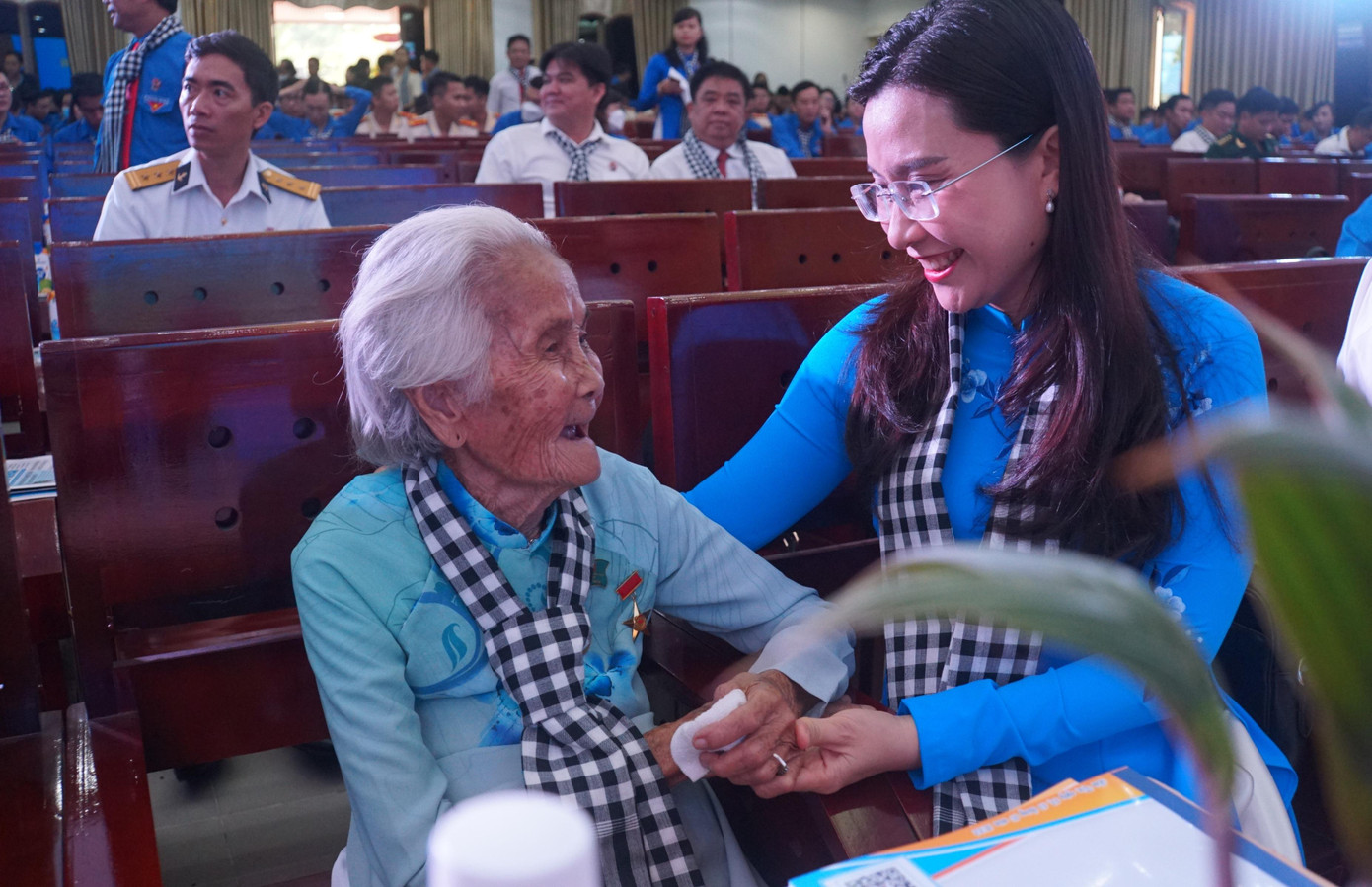 Chị Nguyễn Phạm Duy Trang thăm hỏi Mẹ Việt Nam Anh hùng. Ảnh: Hòa Hội