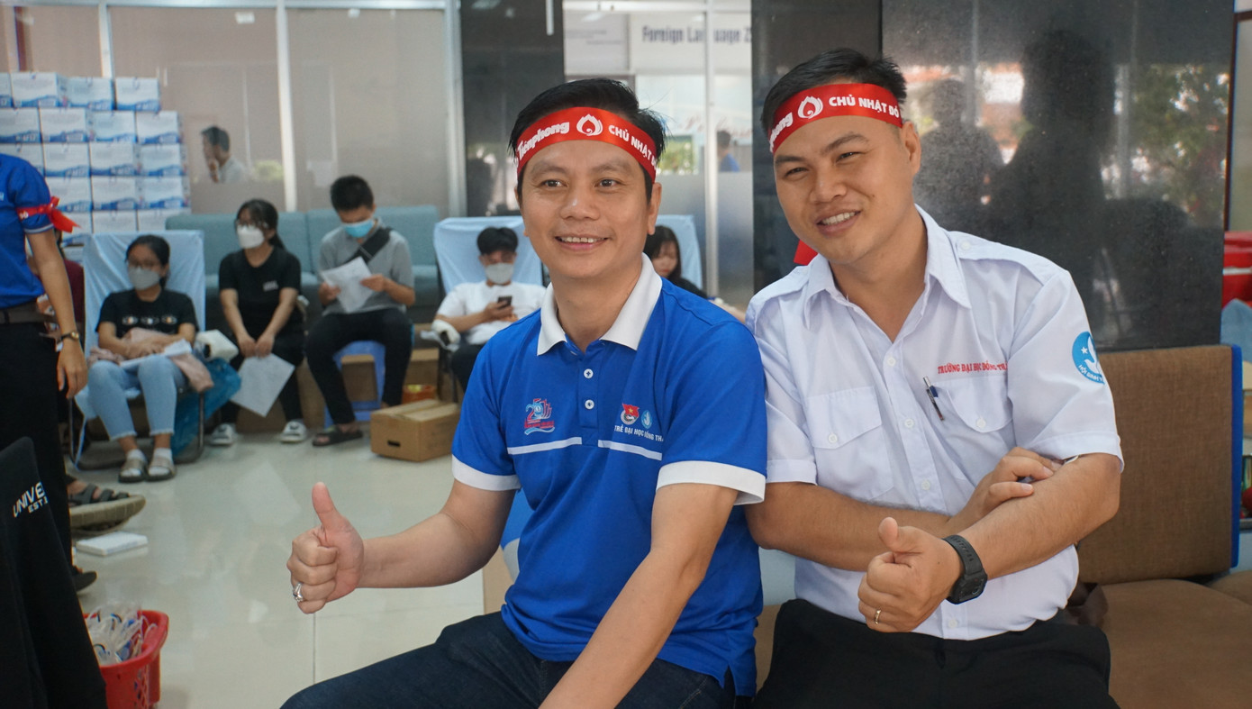 Phó Hiệu trưởng trường Đại học Đồng Tháp Nguyễn Quốc Vũ cùng Bí thư Đoàn trường Lê Phước Vinh (áo trắng) tham gia hiến máu tại Chủ nhật Đỏ. Ảnh: Hòa Bình