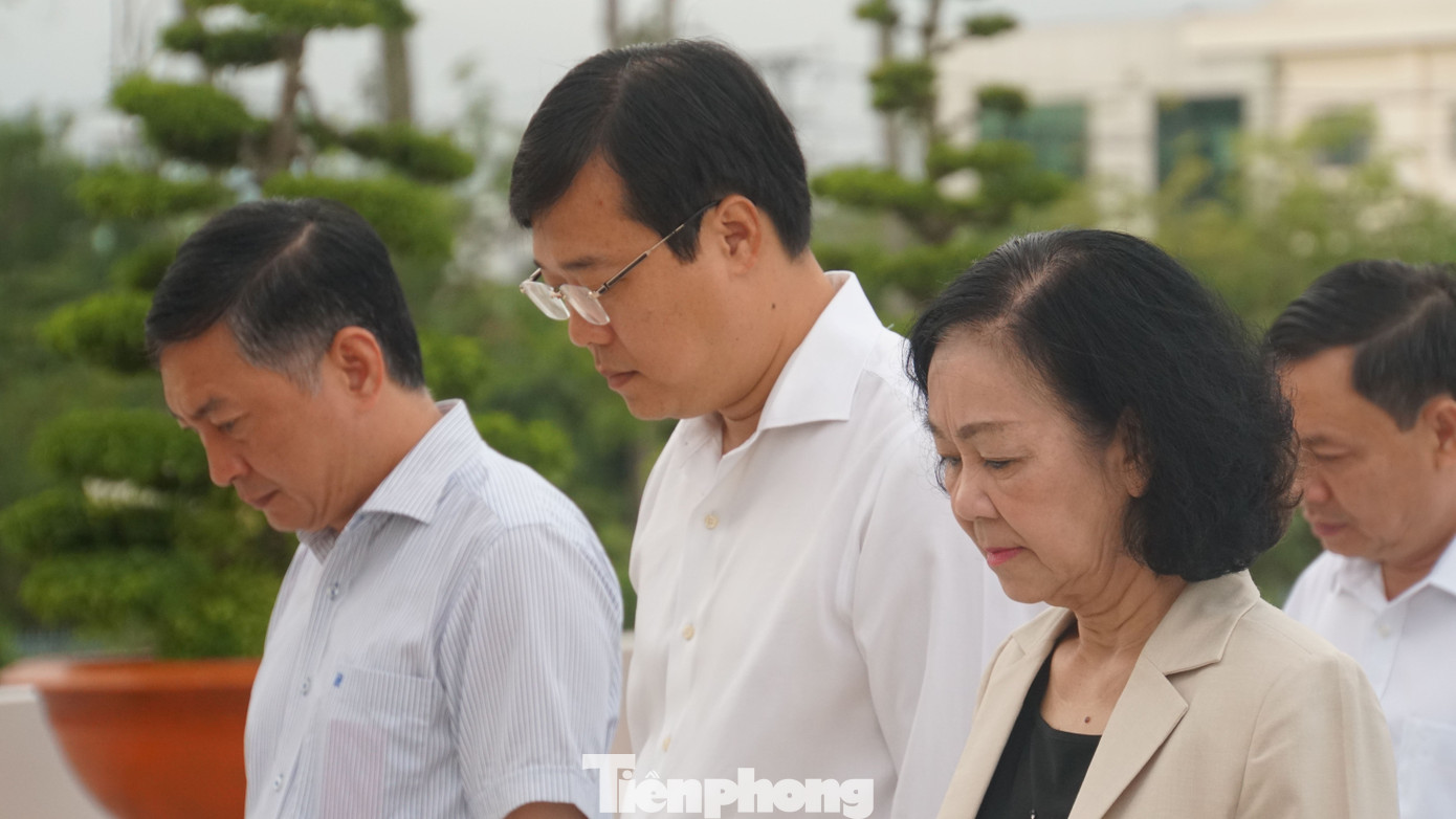 Các đại biểu dành 1 phút mặc niệm tưởng nhớ các Anh hùng liệt sĩ tại Nghĩa trang liệt sĩ tỉnh Đồng Tháp. Ảnh: Hòa Hội Các đại biểu dành 1 phút mặc niệm tưởng nhớ các Anh hùng liệt sĩ tại Nghĩa trang liệt sĩ tỉnh Đồng Tháp. Ảnh: Hòa Hội