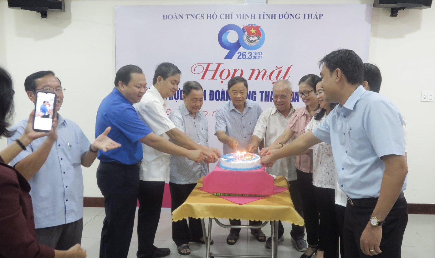 Họp mặt cán bộ Đoàn qua các thời kỳ Họp mặt cán bộ Đoàn qua các thời kỳ