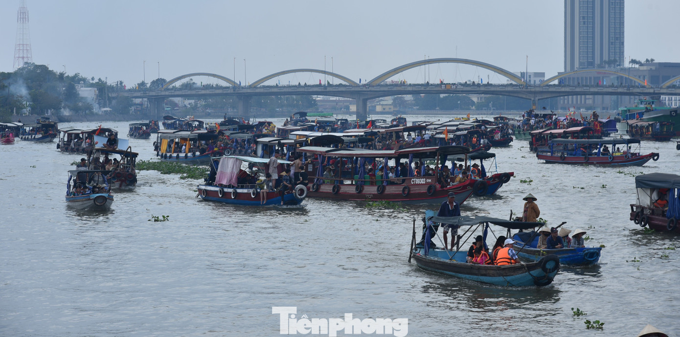 Hàng trăm tàu bè dập dìu, múa lân trên sông để tống ôn, té nước cầu may mắn. Ảnh: Hòa Hội.
