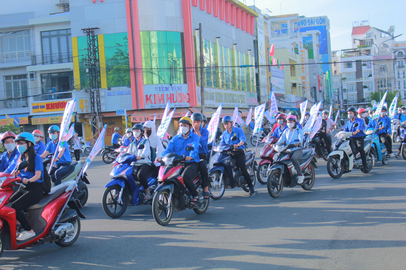 ĐVTN tỉnh An Giang diễu hành “Chung tay giảm thiểu tổn hại trẻ em” quanh các tuyến đường tại TP Long Xuyên.