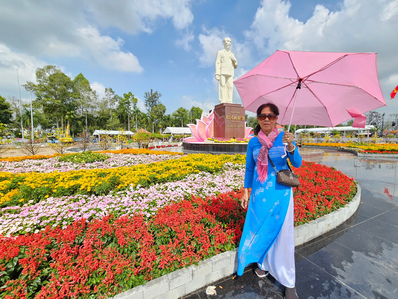 Quảng trường thành phố Sa Đéc rực rỡ sắc hoa chào đón Festival. Ảnh: Hòa Hội