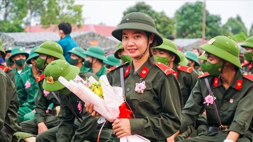 Tân binh Lê Nguyễn Ngọc Hân tình nguyện viết đơn lên đường nhập ngũ. - Ảnh: Tạ Quang