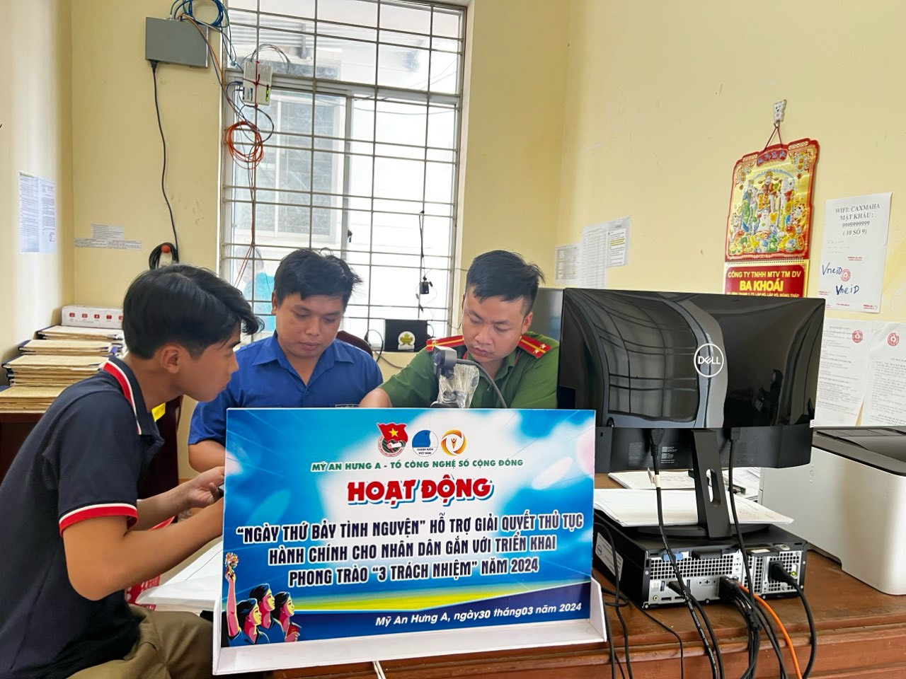 Đoàn viên thanh niên tham gia hỗ trợ giải quyết thủ tục hành chính cho nhân dân gắn với triển khai phong trào "3 trách nhiệm".