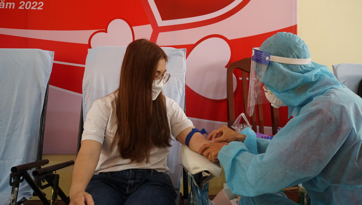 Chị Nguyễn Hồng Ngọc tham gia hiến máu