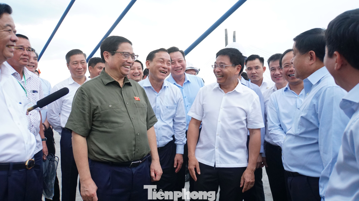 Thủ tướng Phạm Minh Chính trao đổi với các đơn vị tại cầu Mỹ Thuận 2. Ảnh: Hòa Hội Thủ tướng Phạm Minh Chính trao đổi với các đơn vị tại cầu Mỹ Thuận 2. Ảnh: Hòa Hội