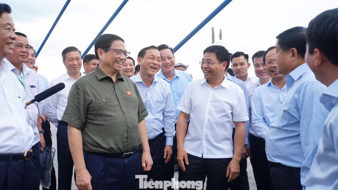 Thủ tướng Phạm Minh Chính trao đổi với các đơn vị tại cầu Mỹ Thuận 2. Ảnh: Hòa Hội