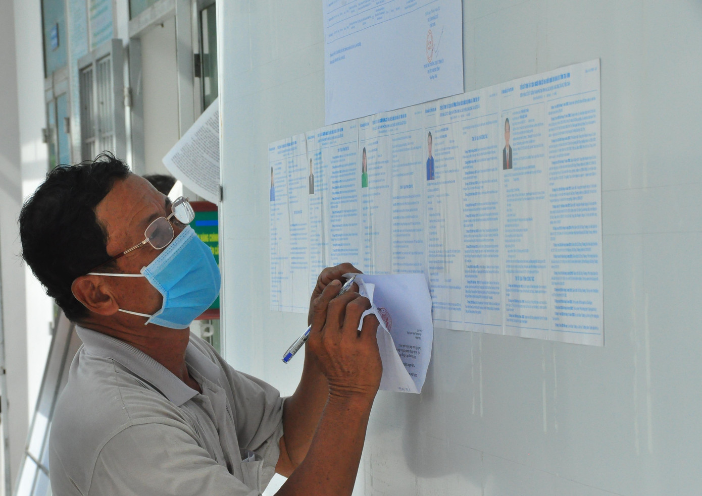 Cử tri xem thông tin các ứng viên