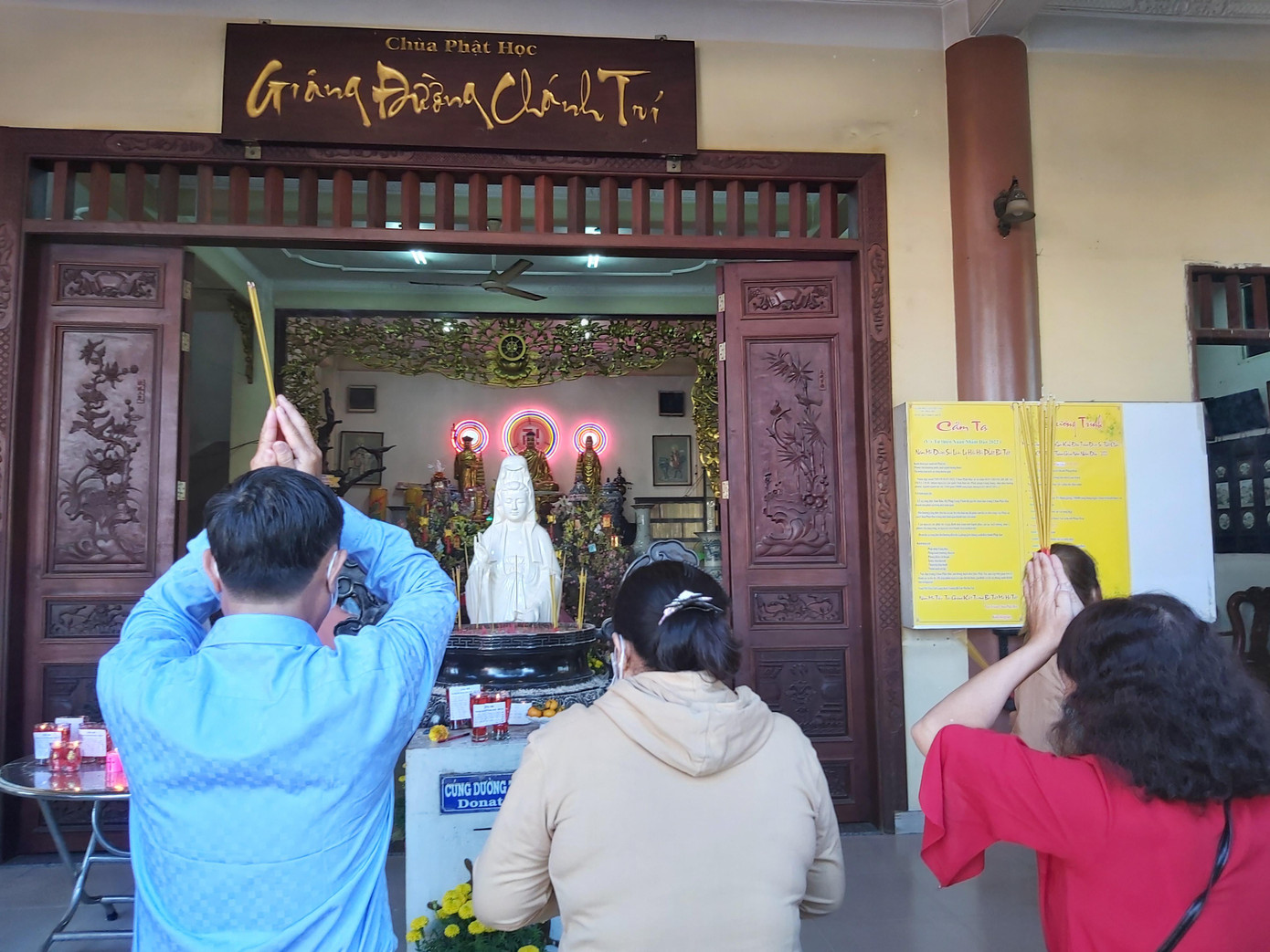 Còn tại chùa Phật Học trên đường Đại lộ Hòa Bình (quận Ninh Kiều), đông đúc người dân vào viếng chùa, cầu mong năm mới mọi việc tốt lành, bình an. - Ảnh: Hòa Hội