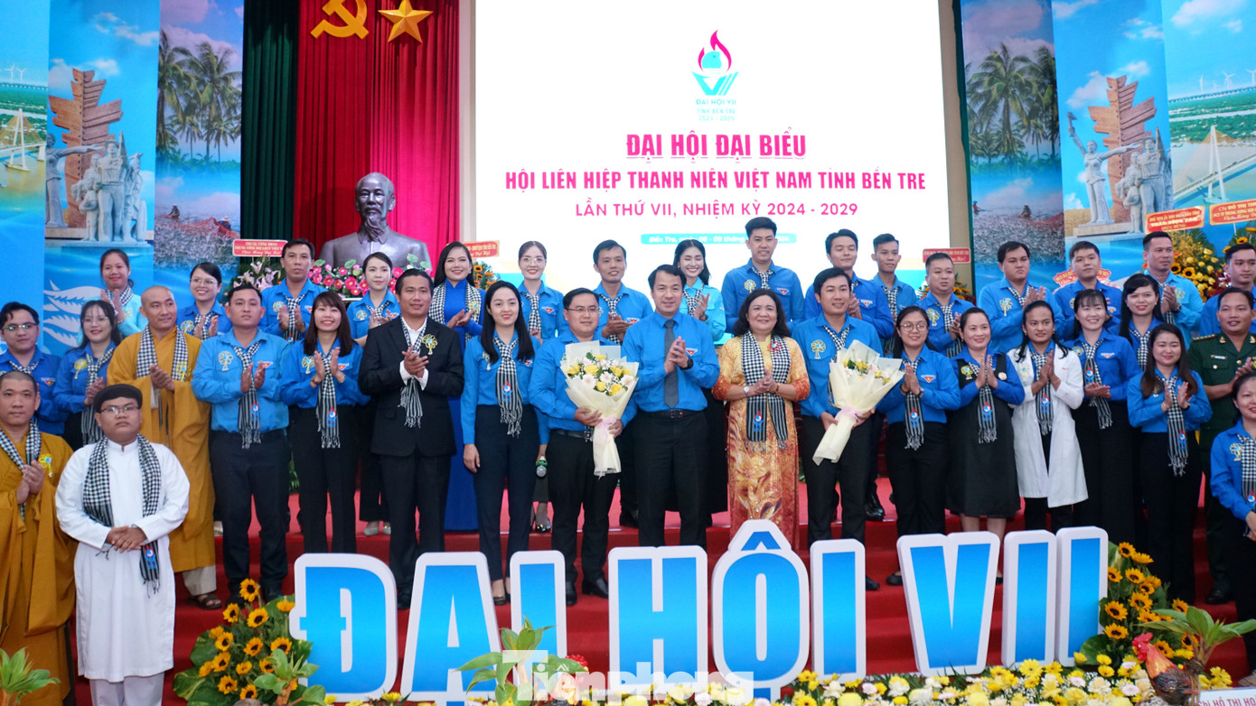 Ủy ban Hội LHTN Việt Nam khóa VII ra mắt đại hội. Ảnh: Hòa Hội