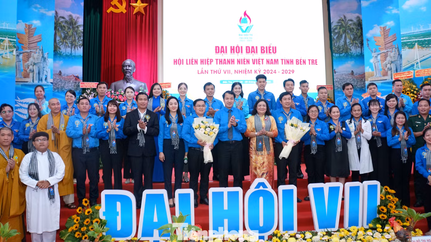 Ủy ban Hội LHTN Việt Nam khóa VII ra mắt đại hội. Ảnh: Hòa Hội