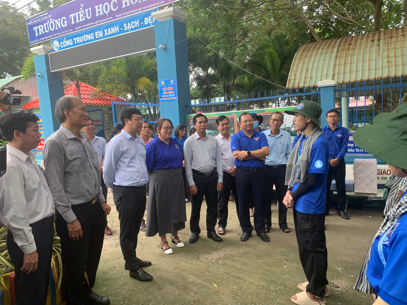 Bí thư Tỉnh ủy Đồng Tháp thăm hỏi, trò chuyện với chiến sĩ tình nguyện trường Đại học Văn Hiến.