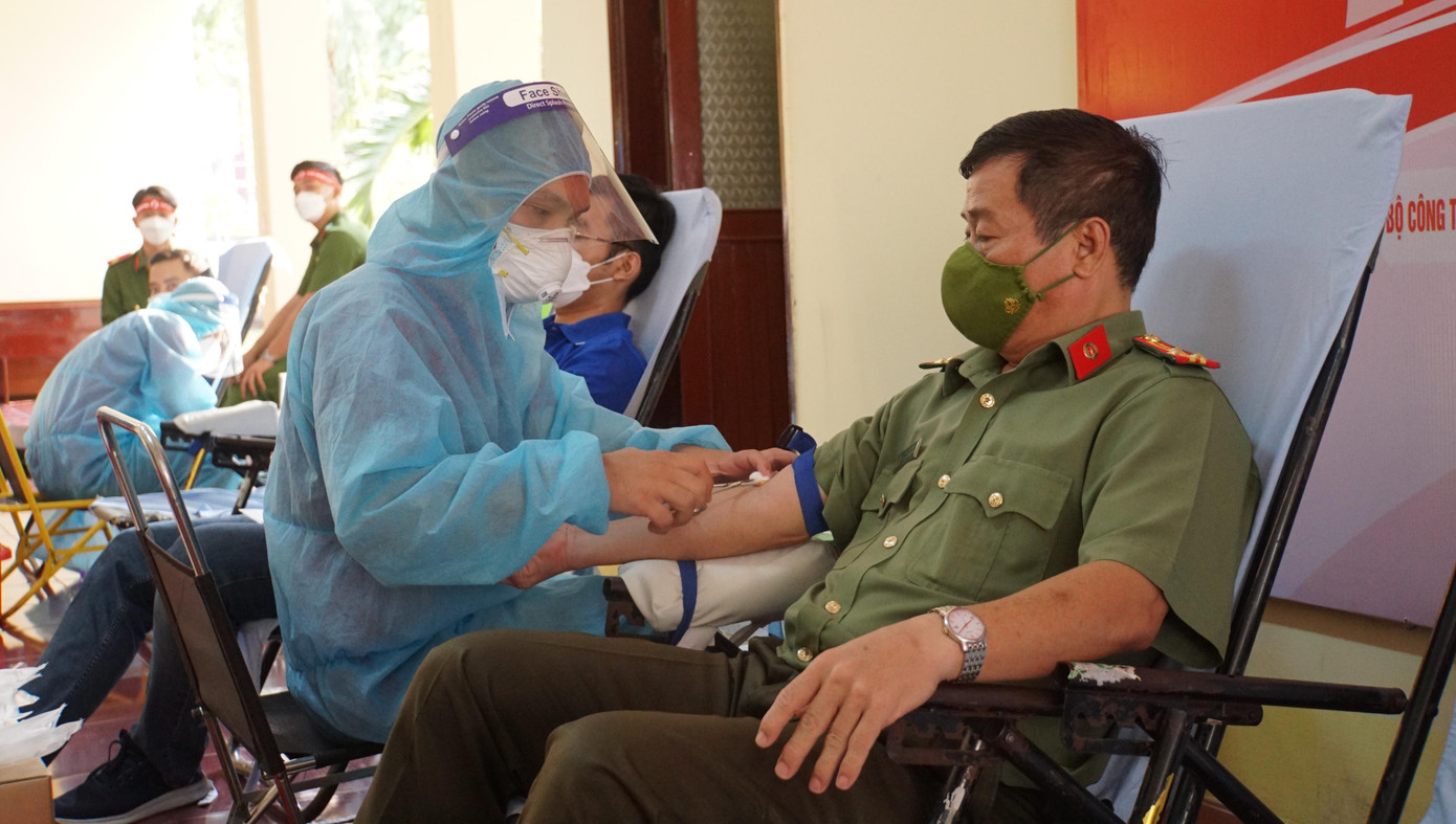 Lãnh đạo các Phòng, Ban công an tỉnh Đồng Tháp tham gia hiến máu. - Ảnh: Hòa Hội Thượng uý Nguyễn Thanh Xuân – Phòng Cảnh sát cơ động Công an tỉnh Đồng Tháp hiến máu. - Ảnh: Kim Hà