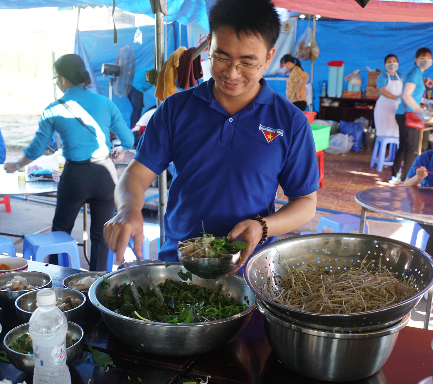 Tình nguyện viên ăn sáng