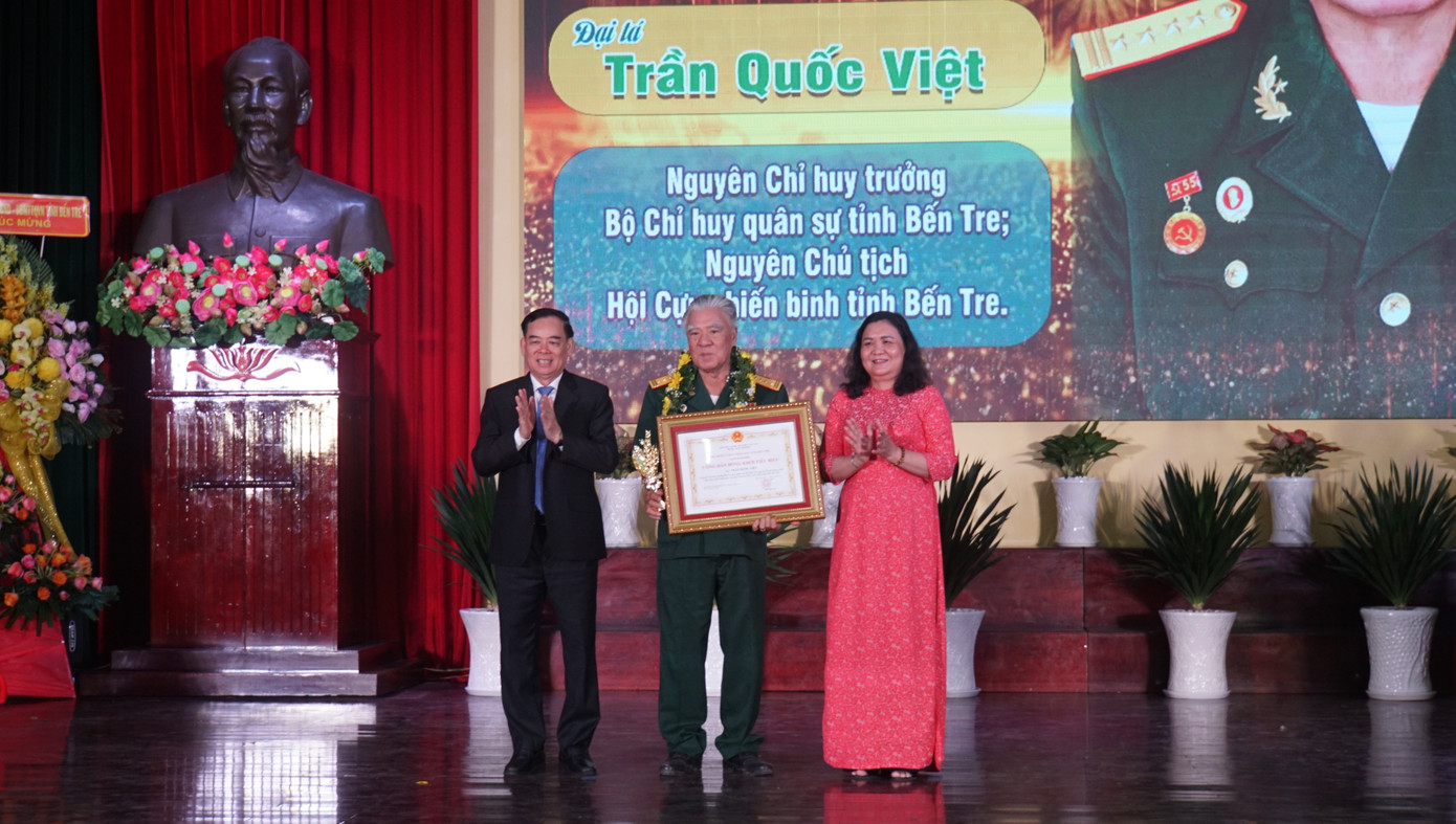 Lãnh đạo tỉnh Bến Tre tuyên dương cá nhân đạt danh hiệu “Công dân Đồng Khởi tiêu biểu”. Ảnh: Hòa Hội