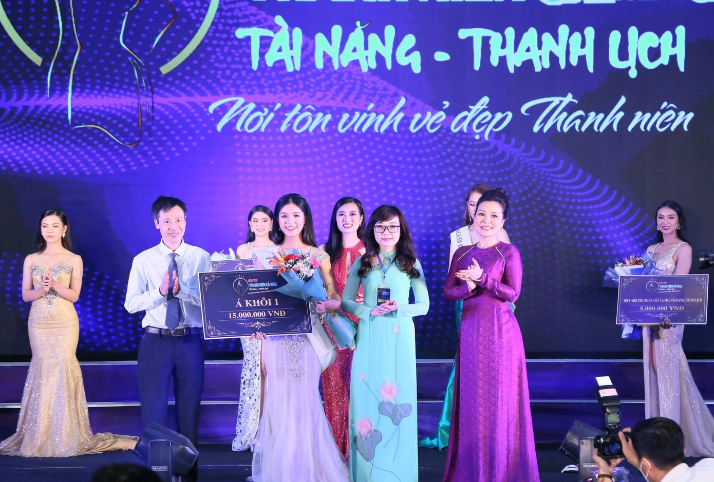 Chị Nguyễn Hồng Thắm, Phó Bí thư Tỉnh đoàn Cà Mau (áo xanh) cùng Nhà thiết kế Huệ thi tặng Hoa cho Á khôi 1. Ảnh: Minh Trung Chị Nguyễn Hồng Thắm, Phó Bí thư Tỉnh đoàn Cà Mau (áo xanh) cùng Nhà thiết kế Huệ thi tặng Hoa cho Á khôi 1. Ảnh: Minh Trung