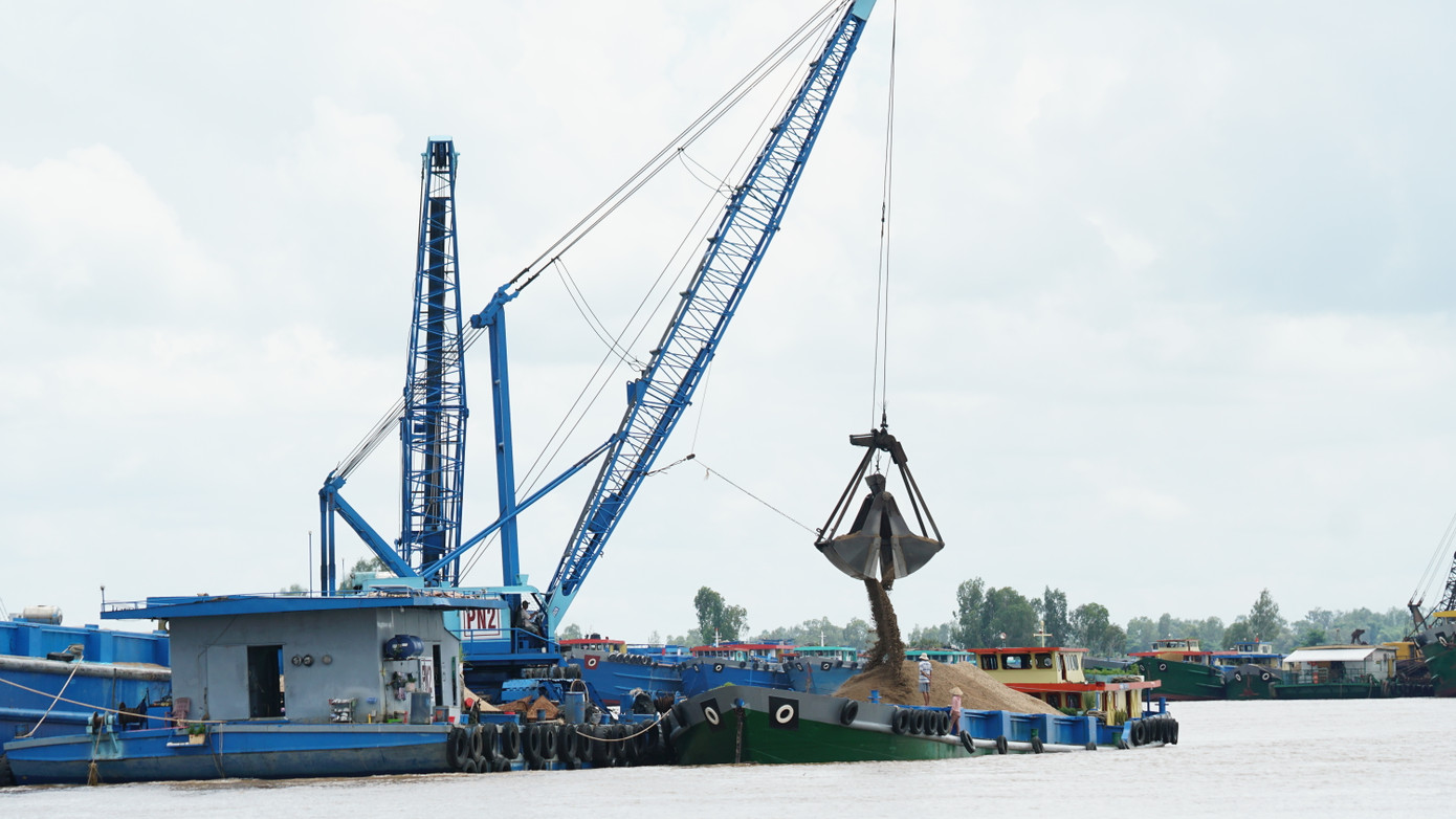 Khai thác cát trên địa bàn giáp ranh An Giang và Đồng Tháp. Ảnh: Hòa Hội.