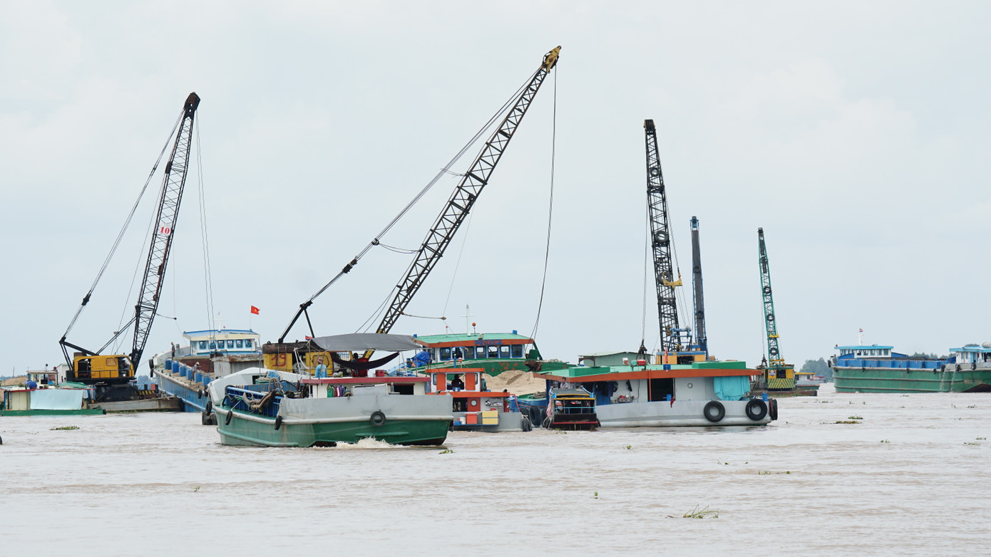 Khai thác cát trên sông Tiền, giáp ranh giữa An Giang và Đồng Tháp. Ảnh: Hòa Hội.
