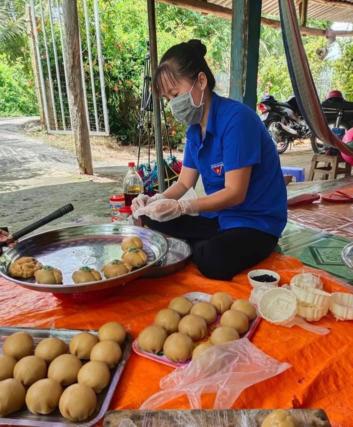 ĐVTN làm bánh trung thu tặng thiếu nhi