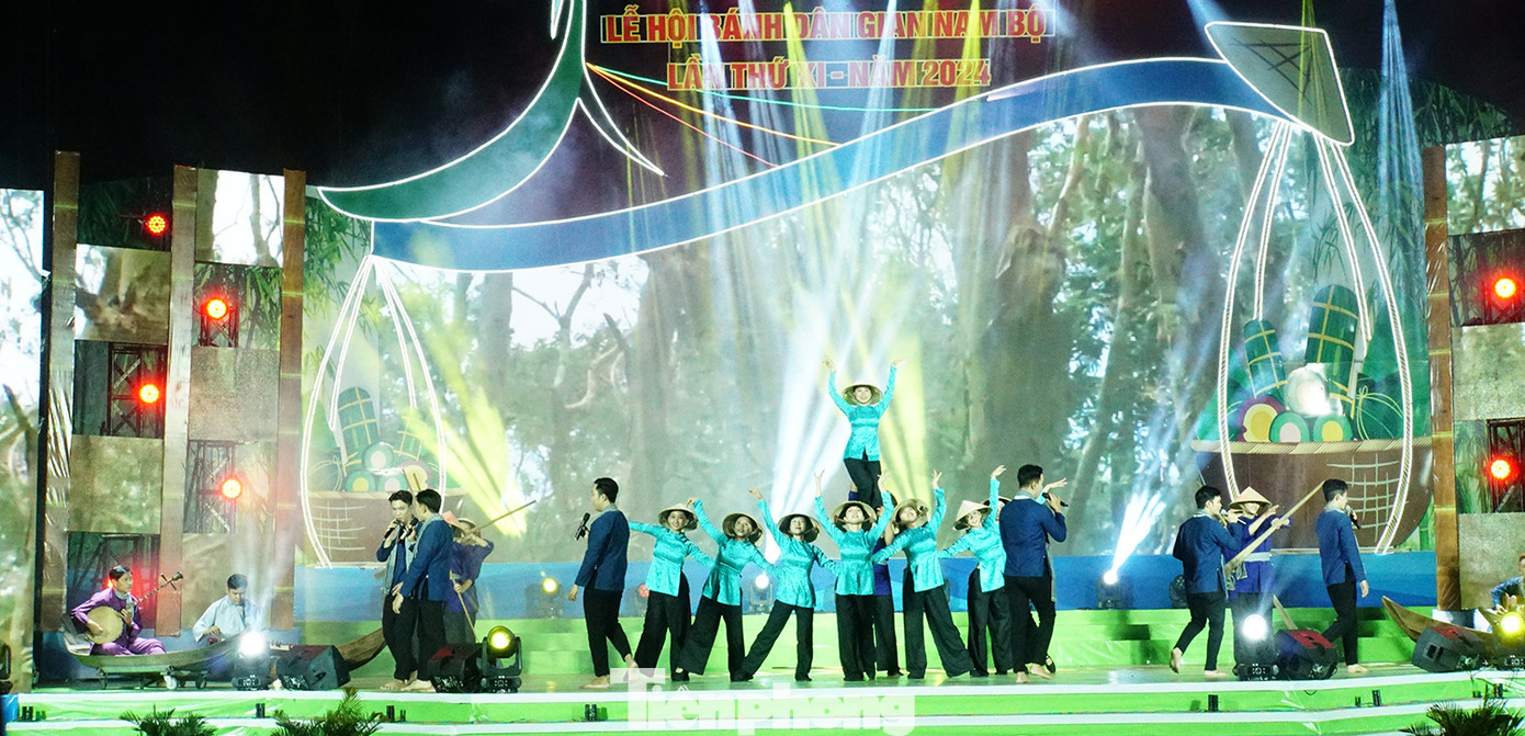 Văn nghệ chào mừng. Ảnh: Hòa Hội.