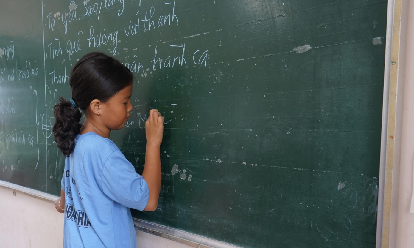 Các em thiếu nhi tập viết trên bảng