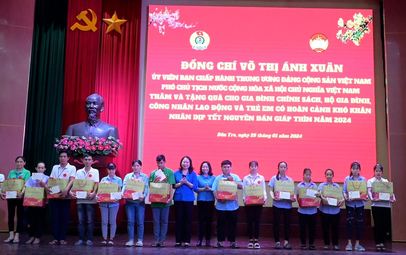 Phó Chủ tịch nước Võ Thị Ánh Xuân tặng quà Tết cho người dân tại Bến Tre. Phó Chủ tịch nước Võ Thị Ánh Xuân tặng quà Tết cho người dân tại Bến Tre.