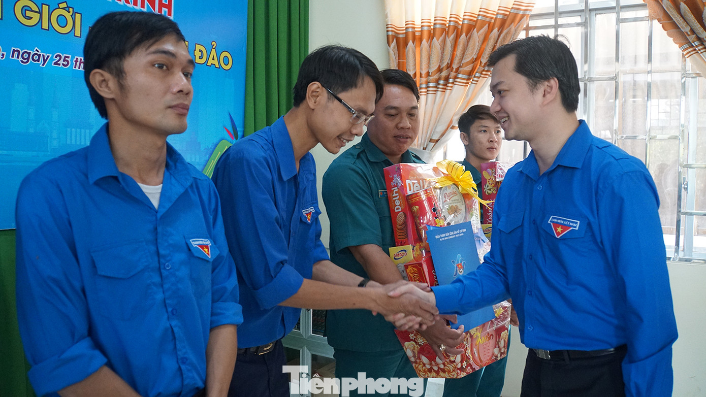 Trung ương Đoàn tặng 19 phần quà cho cán bộ Đoàn, Hội, Đội, đoàn viên có hoàn cảnh khó khăn trên địa bàn TP. Hồng Ngự. Ảnh: Hòa Hội