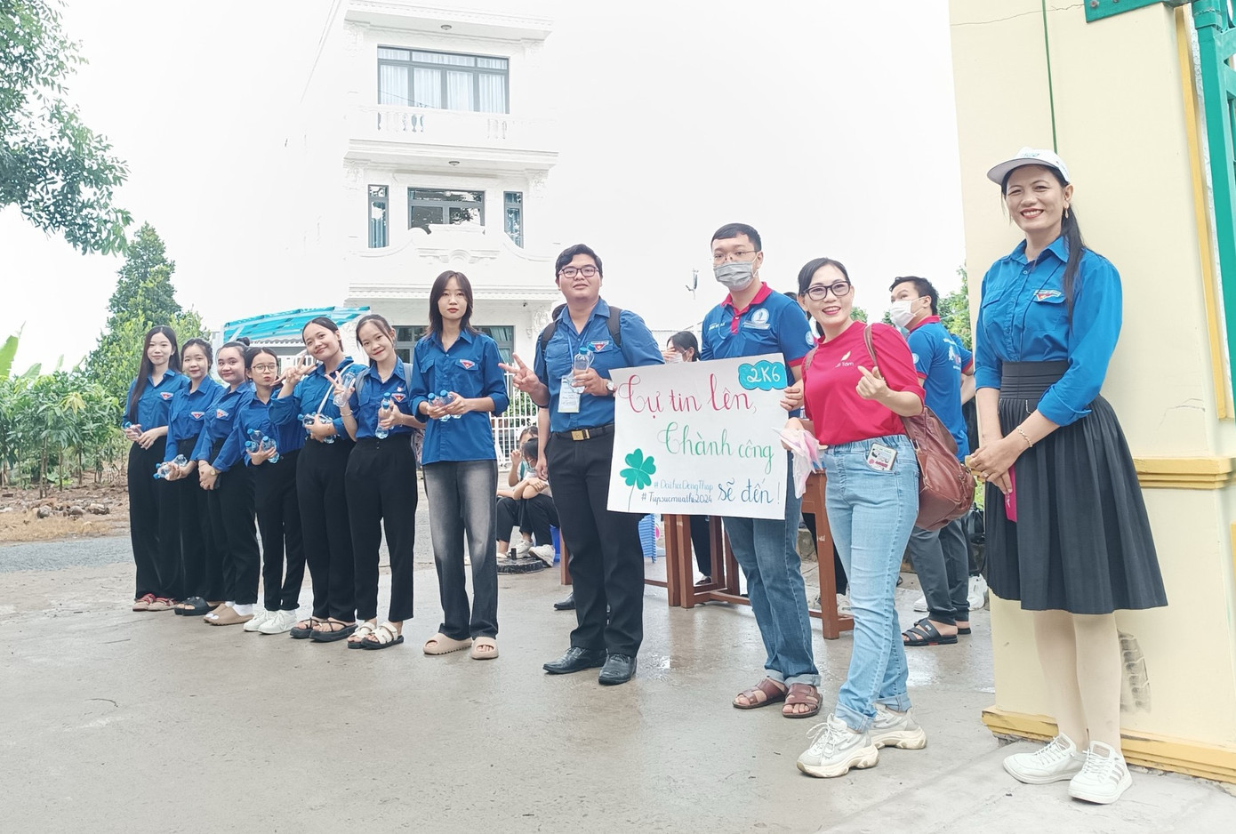 Cô Tâm cùng các tình nguyện viên Tiếp sức mùa thi.