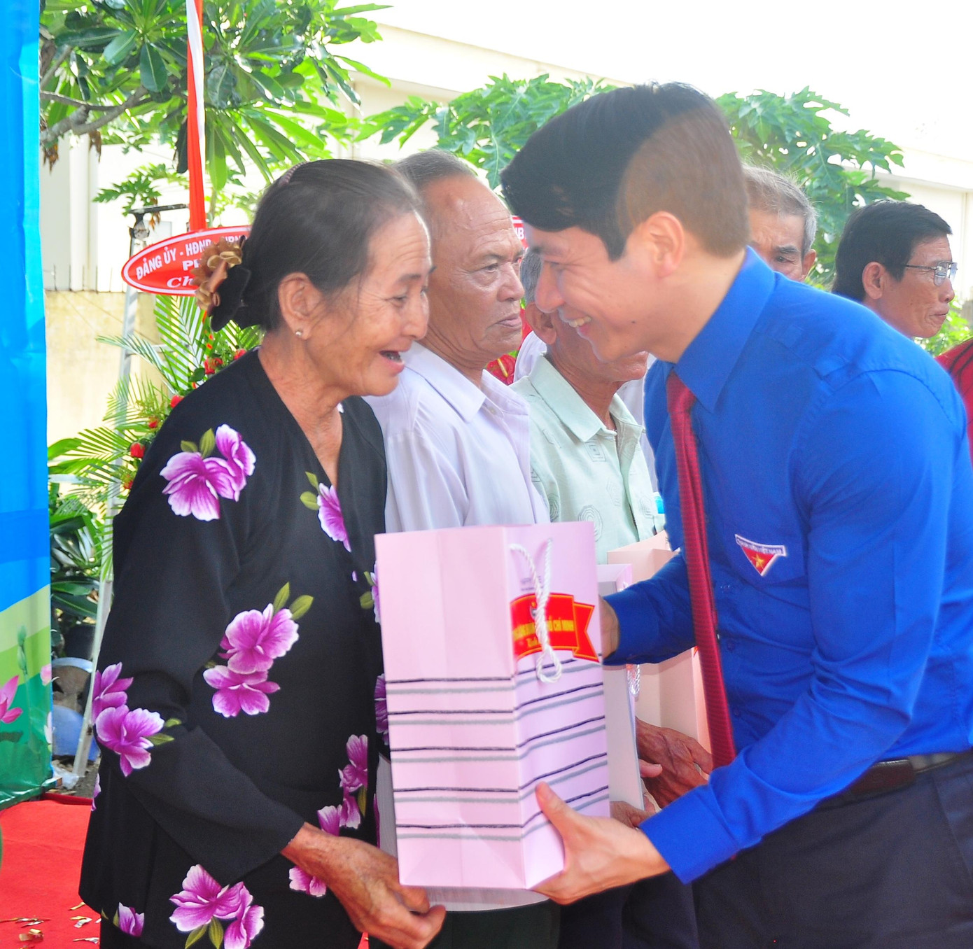 Bí thư Trung ương Đoàn Nguyễn Ngọc Lương tặng quà cho người dân