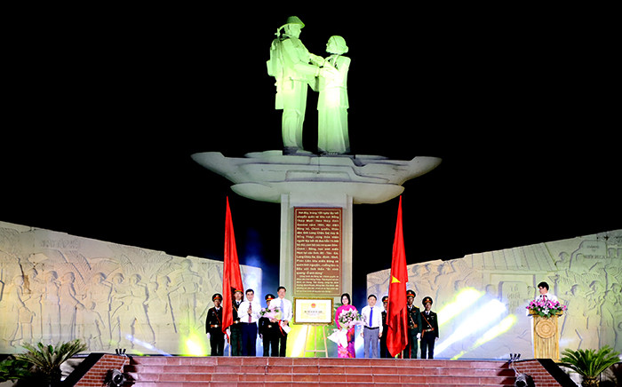 Trao bằng xếp hạng di tích lịch sử Quốc gia - Địa điểm tập kết ra Bắc năm 1954 tại Cao Lãnh. Ảnh: V. Tiến