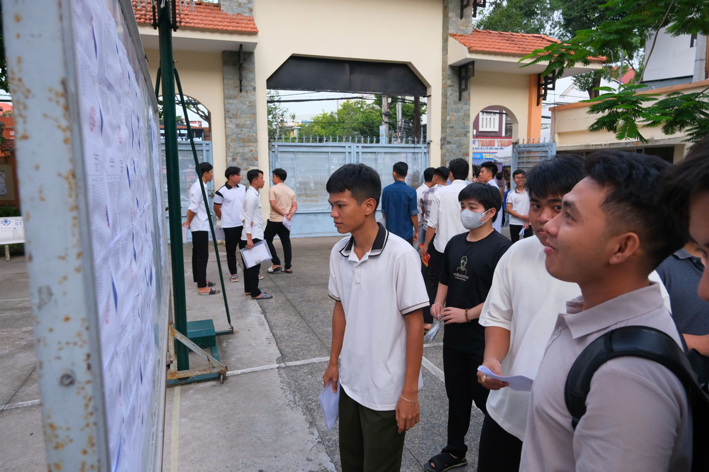 Thí sinh tự do xem danh sách phòng thi tại điểm thi trường THCS An Hòa 2 (TP Cần Thơ). Ảnh: Hòa Hội