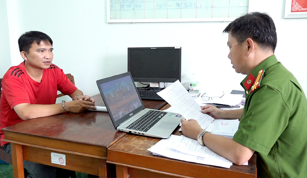 Lê Hoàng Vũ tại cơ quan công an.