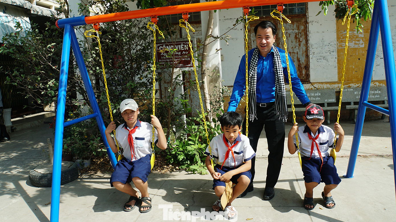 Bí thư Trung ương Đoàn Ngô Văn Cương thăm các cháu thiếu nhi tại sân chơi mới khánh thành, đưa vào hoạt động tại xã An Hiệp (Ba Tri, Bến Tre). Ảnh: Hòa Hội Bí thư Trung ương Đoàn Ngô Văn Cương thăm các cháu thiếu nhi tại sân chơi mới khánh thành, đưa vào hoạt động tại xã An Hiệp (Ba Tri, Bến Tre). Ảnh: Hòa Hội
