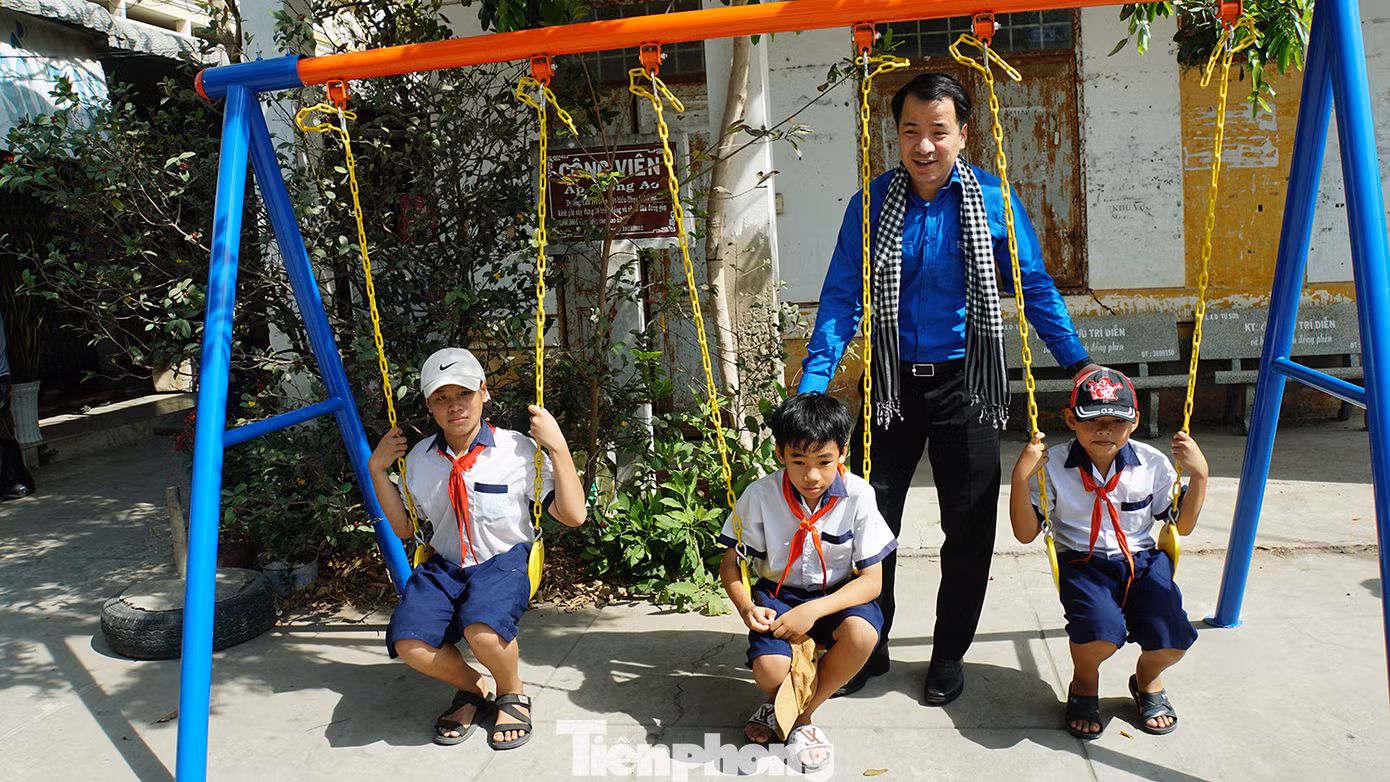 Bí thư Trung ương Đoàn Ngô Văn Cương thăm các cháu thiếu nhi tại sân chơi mới khánh thành, đưa vào hoạt động tại xã An Hiệp (Ba Tri, Bến Tre). Ảnh: Hòa Hội