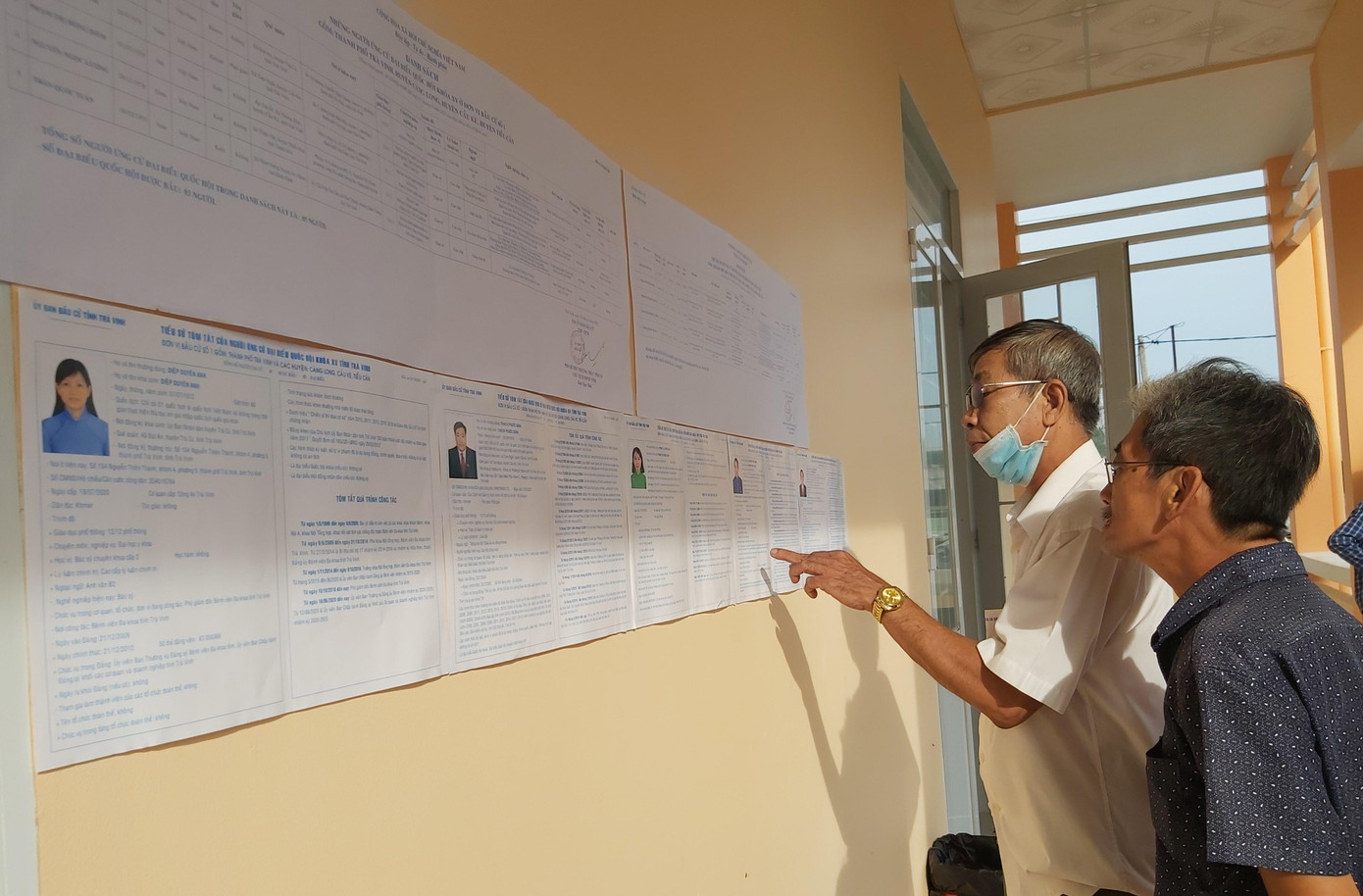 Cử tri xem thông tin các ứng viên