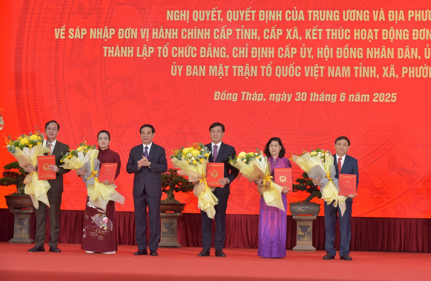 Đại tướng Phan Văn Giang - Bộ trưởng Bộ Quốc phòng trao quyết định cho lãnh đạo tỉnh Đồng Tháp mới. Ảnh: Hòa Hội Đại tướng Phan Văn Giang - Bộ trưởng Bộ Quốc phòng trao quyết định cho lãnh đạo tỉnh Đồng Tháp mới. Ảnh: Hòa Hội