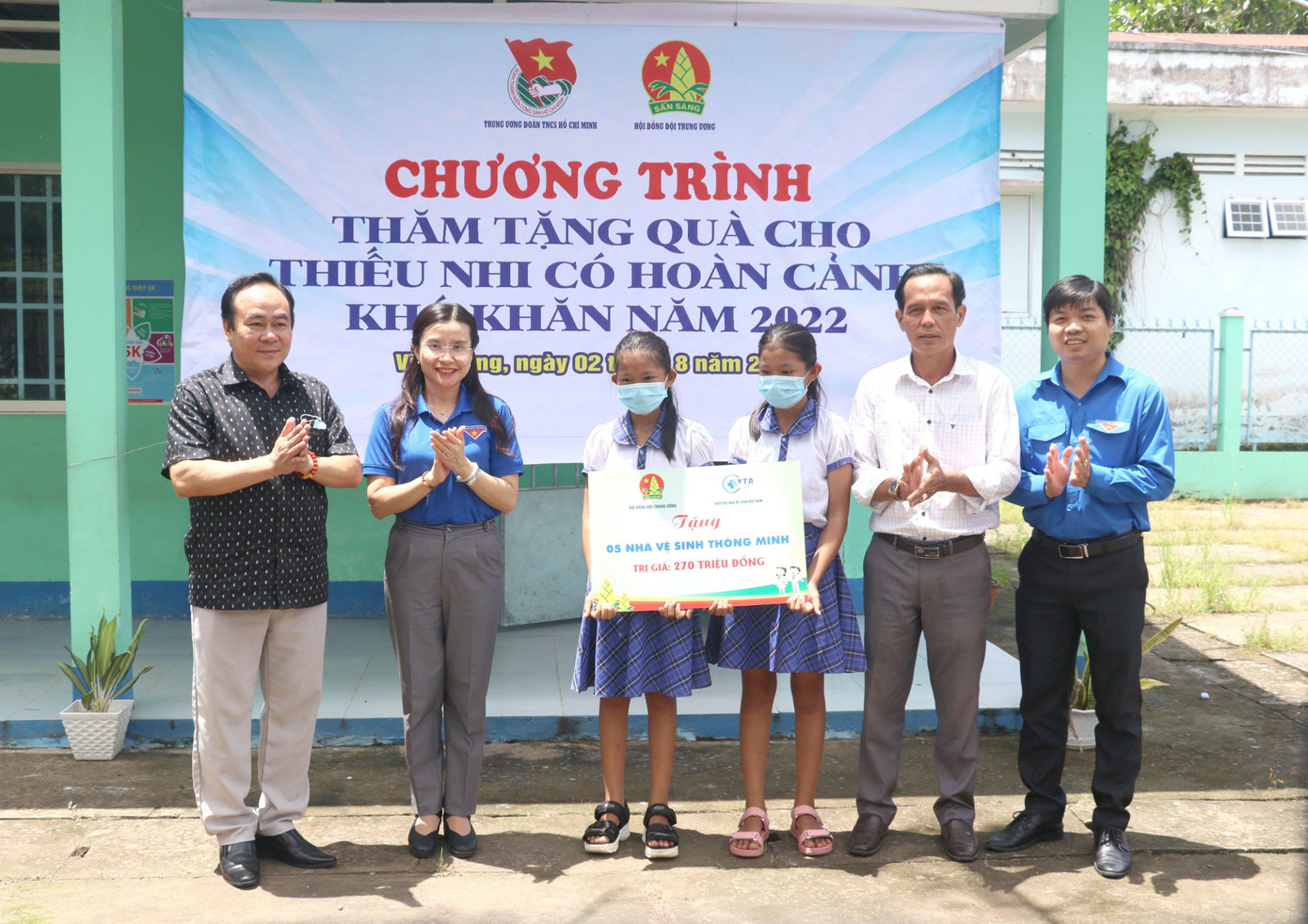 Chị Nguyễn Phạm Duy Trang và ông Lê Văn Hiệp, Chủ tịch Hiệp hội Nhà vệ sinh Việt Nam (bên trái ảnh) tặng 5 nhà vệ sinh thông minh cho Trường tiểu học Bình Phước A. Ảnh: T.Ư Đoàn