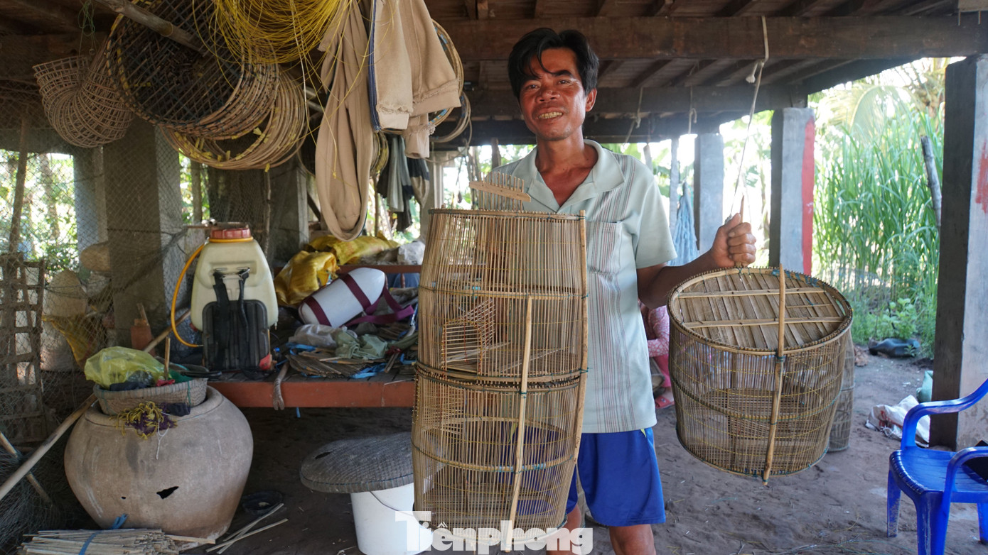 Người dân mang lọp đi đặt ngoài đồng. Ảnh: Hòa Hội.