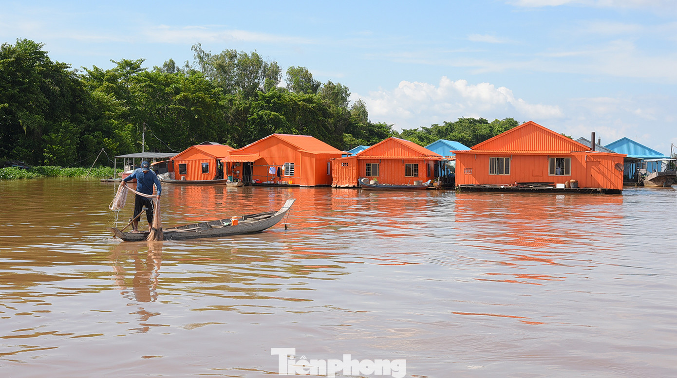 Công trình làng bè đa sắc màu dài 1.170m do Trung tâm xúc tiến thương mại du lịch và đầu tư tỉnh An Giang làm chủ đầu tư với kinh phí gần 2,7 tỷ đồng (giai đoạn 1) tại xã Đa Phước (An Phú). Ảnh: Hòa Hội.