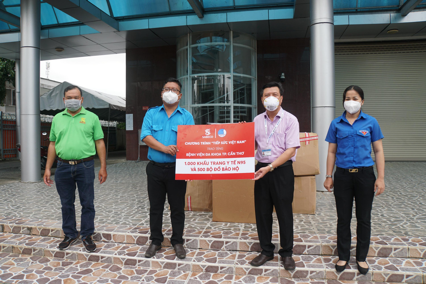 Chương trình 'Tiếp sức Việt Nam' trao tặng vật tư y tế cho Bệnh viện Đa khoa TP Cần Thơ. - Ảnh: Hòa Hội
