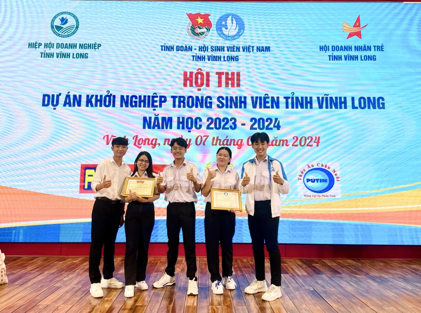 Thanh cùng các thành viên trong nhóm đoạt giải 3 cuộc thi khởi nghiệp trong sinh viên năm 2024. Thanh cùng các thành viên trong nhóm đoạt giải 3 cuộc thi khởi nghiệp trong sinh viên năm 2024.