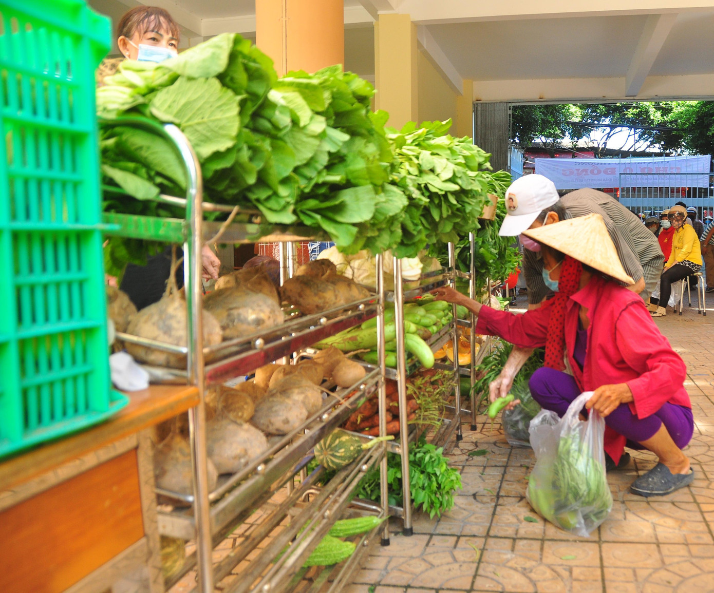 Bà Nguyễn Thị Bích Liên, 75 tuổi, ở quận Ninh Kiều xúc động chia sẻ: &quot;Hôm nay nhận được phần quà này tôi rất vui, với số nhu yếu phẩm này tôi có thể sử dụng được trong vài ngày. Tôi sẽ dành dụm 1 ít tiền để lo trang trải cho các chi phí khác, như tiền trọ, điện nước vì hiện nay buôn bán vé số vô cùng ế ẩm”.